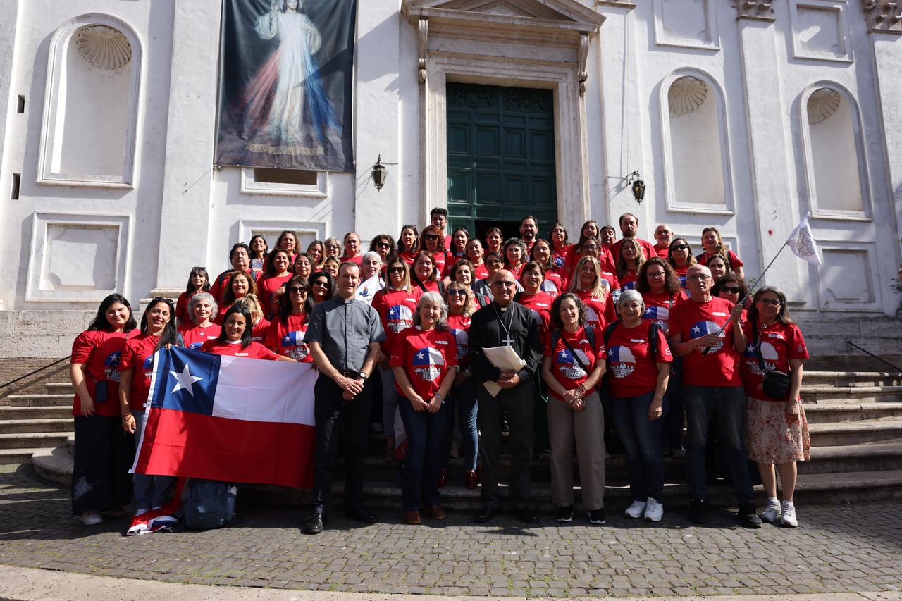 Delegacion_con_Gran_Canciller_UC_y_Cardenal_Fernando_Chomali.jpeg